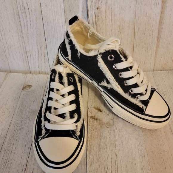 💥WINTER SALE💥GYPSY JAZZ/ VERY G- DAKO BLACK DISTRESSED SNEAKERS - Picture 2 of 8